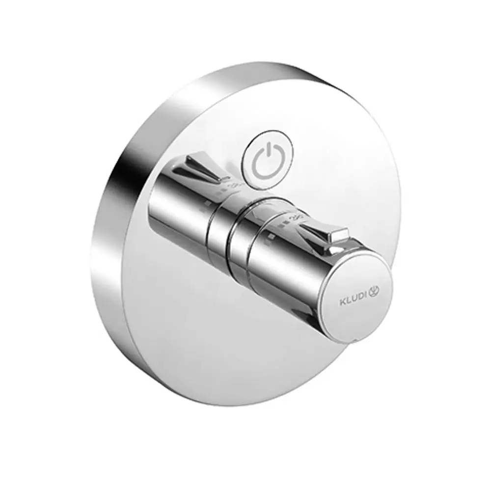 Runder Wandthermostat mit Drucktaste in Chromoptik von Kludi, geeignet für eine Verbrauchersteuerung, präsentiert durch minimalistisches Design.